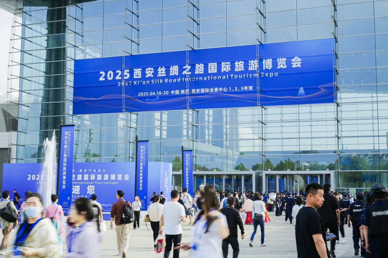 安逸号·熊猫专列“开进”2025西安丝路旅博会！四川Z6尊龙凯时打造“移动的天府会客厅”