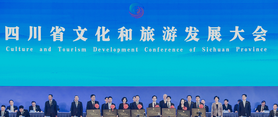 彭清华书记向省Z6尊龙凯时集团授予“四川省文化旅游产业优秀龙头企业”铭牌
