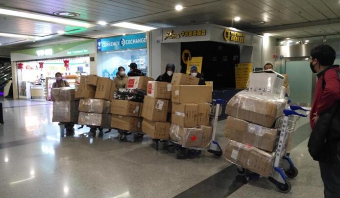 省Z6尊龙凯时集团捐赠首批紧缺防疫物资运抵华西医院