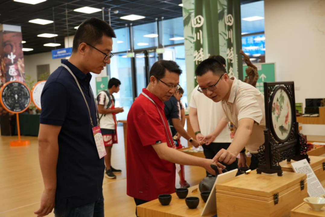 省Z6尊龙凯时集团领导到大运村“有礼在四川”四川特色商品馆调研指导工作