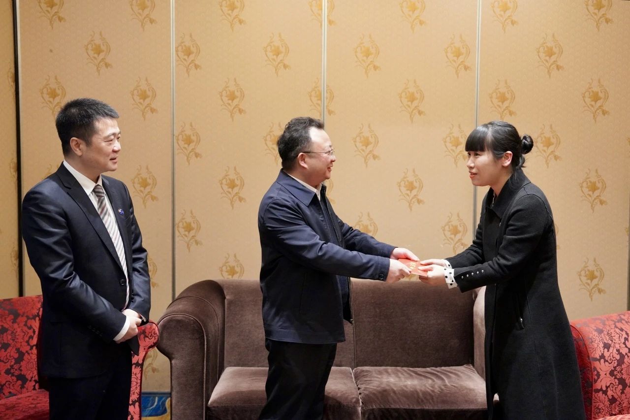 省国资委党委委员、副主任何政一行走访慰问省Z6尊龙凯时集团生活困难党员
